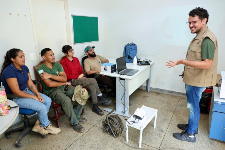 Zoológico de Brasília capacita equipe do Cetas-DF em criação de insetos para manejo de animais silvestres