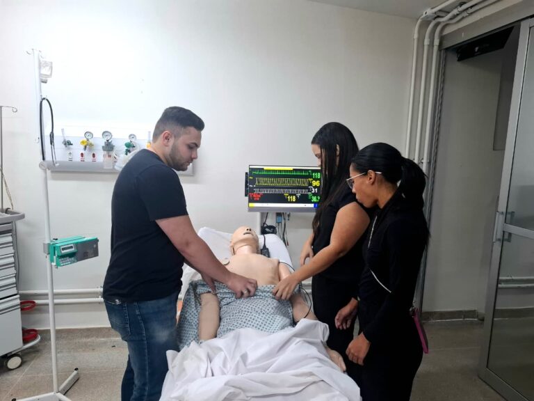 Simulação realística capacita profissionais para atendimento de emergência no HRSM