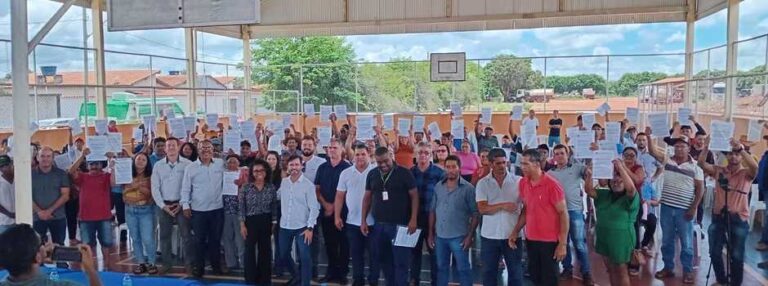 Governo de Minas entrega títulos de terra a produtores no Norte do estado e reforça segurança jurídica no campo