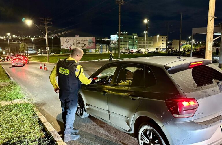 Fiscalização do Detran-DF registra 131 infrações e flagra motoristas alcoolizados no fim de semana