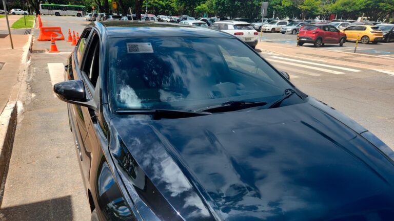 Motoristas de aplicativo no DF têm até esta segunda-feira para instalar QR Code obrigatório no veículo