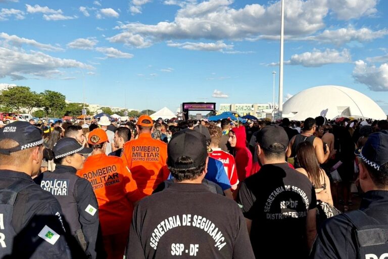 Revistas em blocos do DF barram 119 armas brancas e reforçam segurança no Carnaval