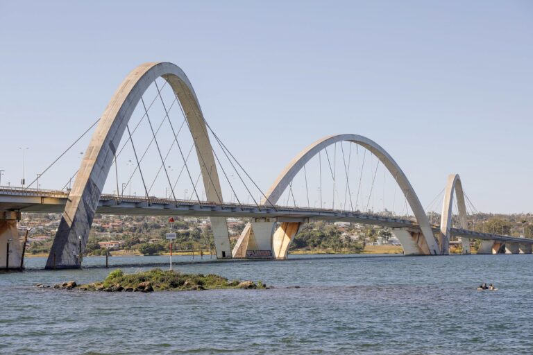 Ponte JK passa por limpeza inédita com drones durante reforma no DF