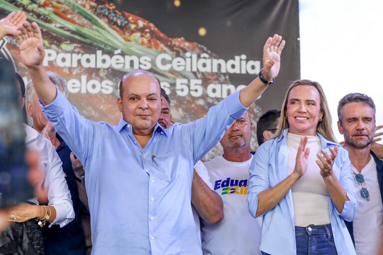 Ibaneis Rocha assina renúncia ao GDF durante festa de 55 anos de Ceilândia