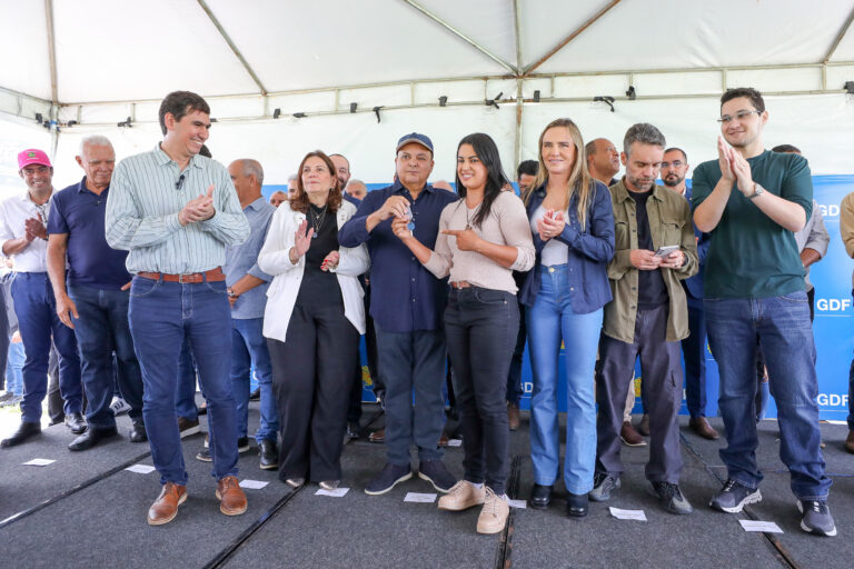 GDF entrega máquinas, kits de irrigação e equipamentos para fortalecer produção rural no DF
