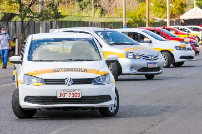 Detran-DF regulamenta credenciamento de autoescolas com novas regras para cursos e aulas práticas