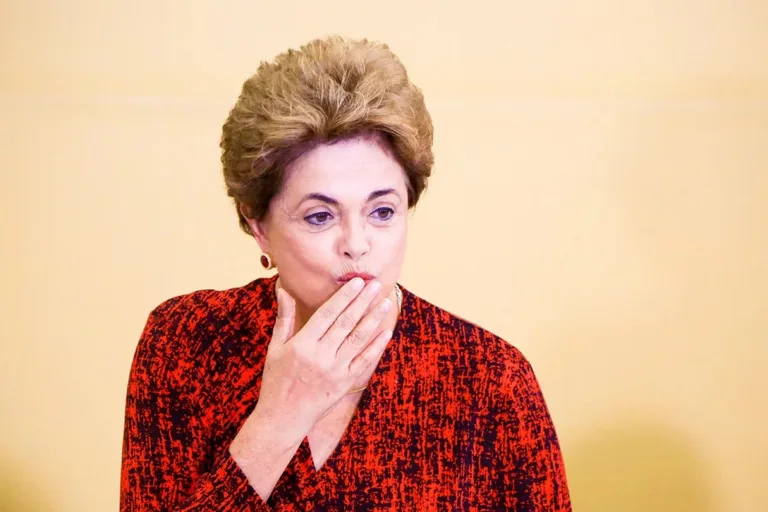 “Sou presidente de banco”, diz Dilma sobre voar em 1ª classe. Vídeo