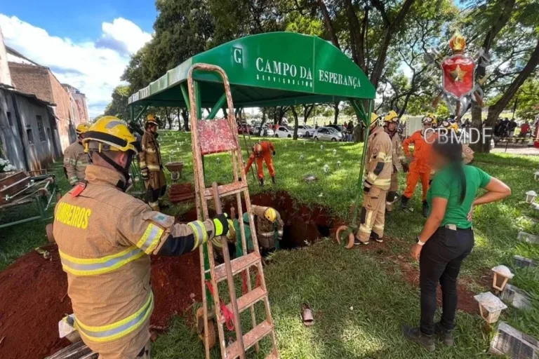 Cemitério avaliará área após terreno ceder e 10 pessoas caírem em cova
