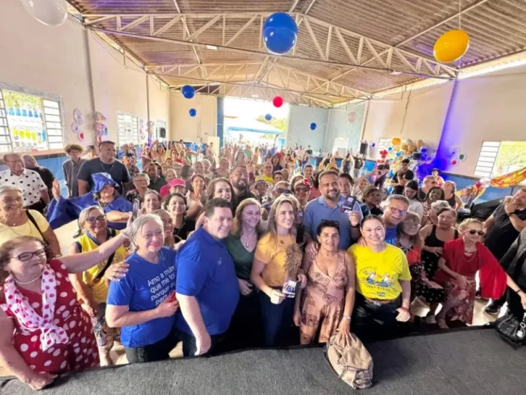 Celina Leão entra na dança e anima idosos em festival no Cruzeiro
