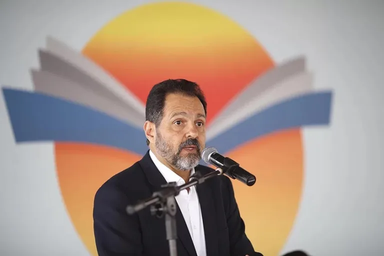 Agnelo assina acordo com MP para pagar R$ 170 mil e encerrar processo