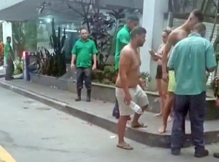 Mulher é filmada ao usar banheiro de posto de gasolina e flagra o frentista