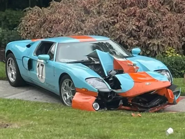 Homem bate Ford GT de R$ 3,5 milhões por não saber usar câmbio manual