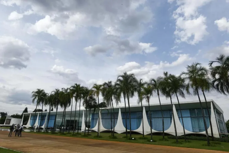 Motorista tenta invadir residência oficial do presidente da República