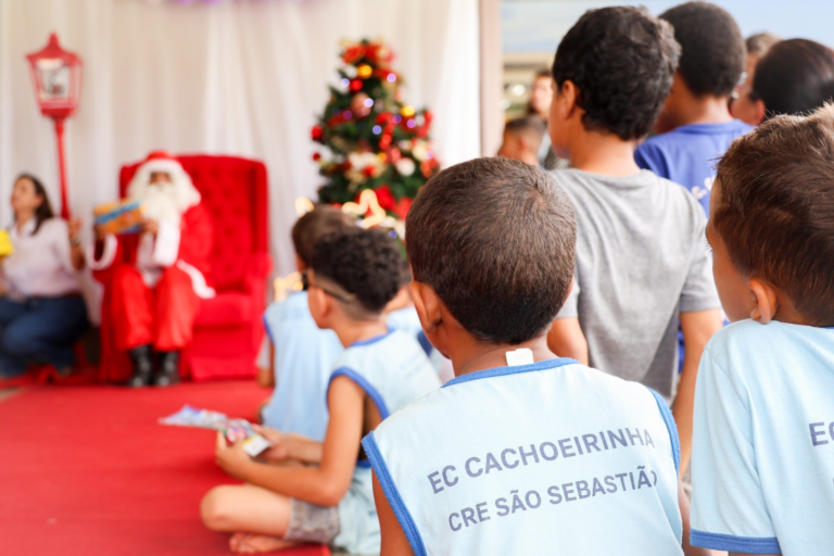 Alunos da rede pública ganham presentes da campanha Papai Noel dos Correios