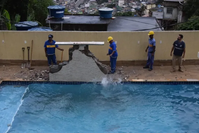 Casa avaliada em R$ 1 milhão, com piscina e cascata é demolida na Rocinha
