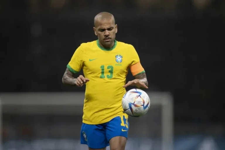 Daniel Alves pode voltar a jogar futebol em torneio entre presos