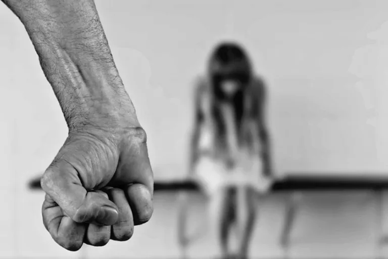 Homem é preso após estuprar menina de 11 anos na frente da avó dela