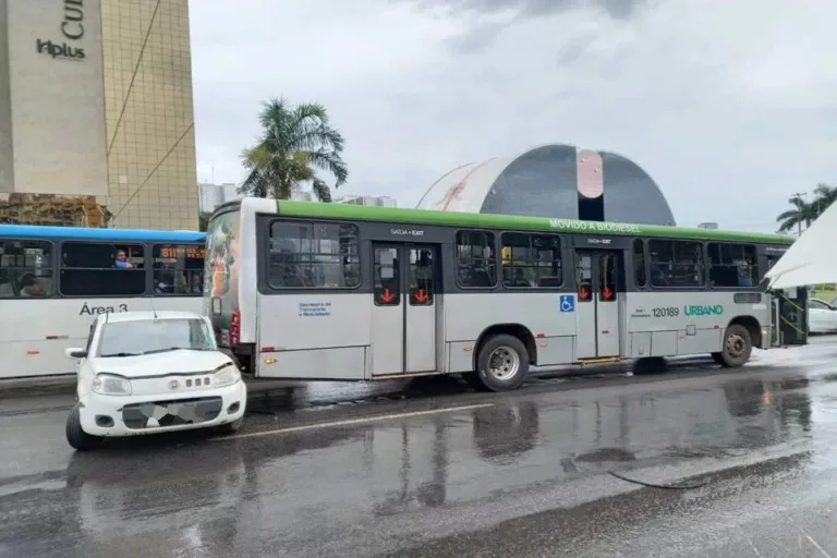 Motorista perde controle, carro derrapa e bate de lado em ônibus no DF