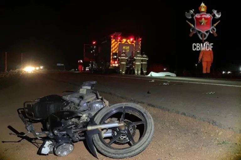 Vídeo: colisão entre ambulância e moto deixa dois mortos em rodovia