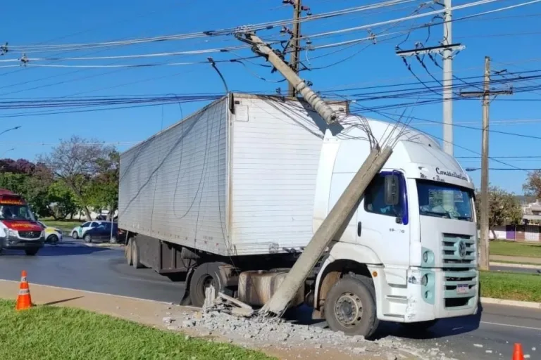 Carreta bate e derruba poste de iluminação pública no DF