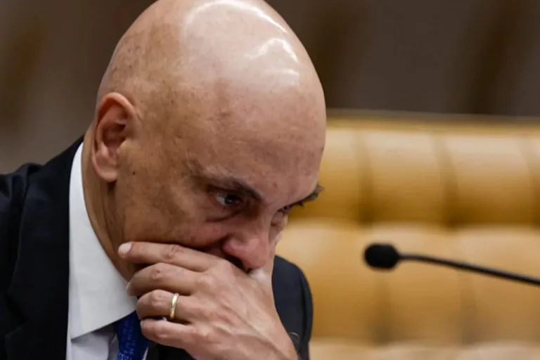 Moraes bloqueia conta da filha adolescente de bolsonarista foragido