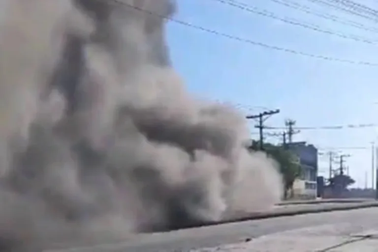 Rio tem 24 ônibus incendiados após morte de sobrinho de miliciano
