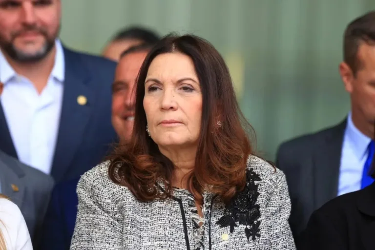 Bia Kicis e PT duelam por comissão que fiscaliza gastos do governo
