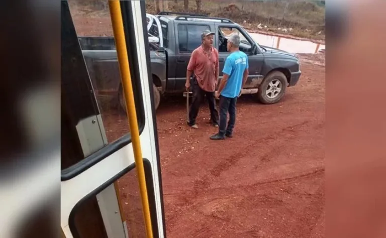 Vídeo: homem usa facão para ameaçar motorista de ônibus escolar no DF
