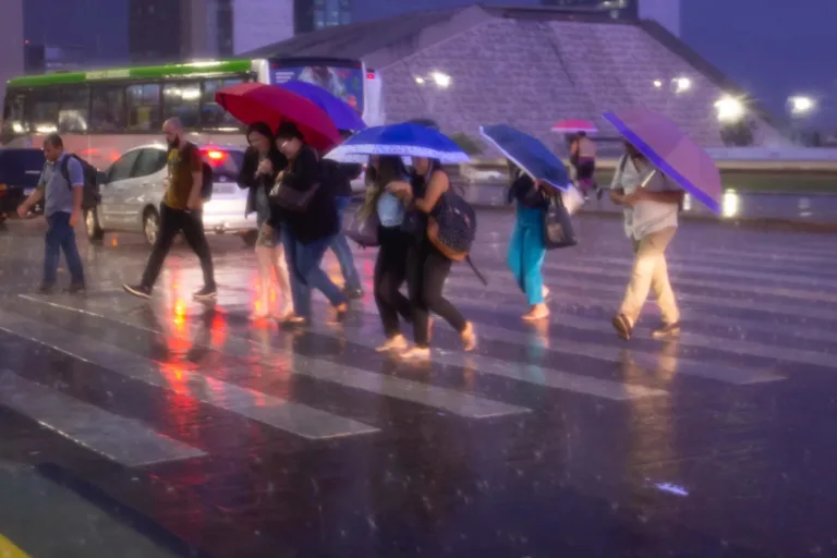 DF terá chuva forte e calor até sexta-feira, diz Inmet