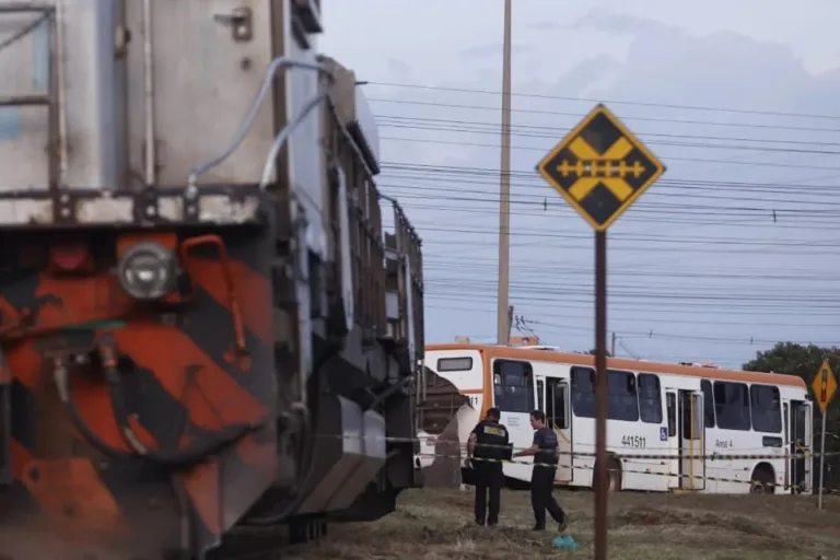 DF: cobrador de ônibus atingido por trem está intubado em estado grave