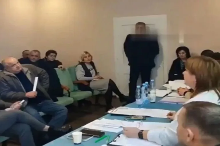 Vídeo: deputado da Ucrânia atira granadas em reunião com porta fechada