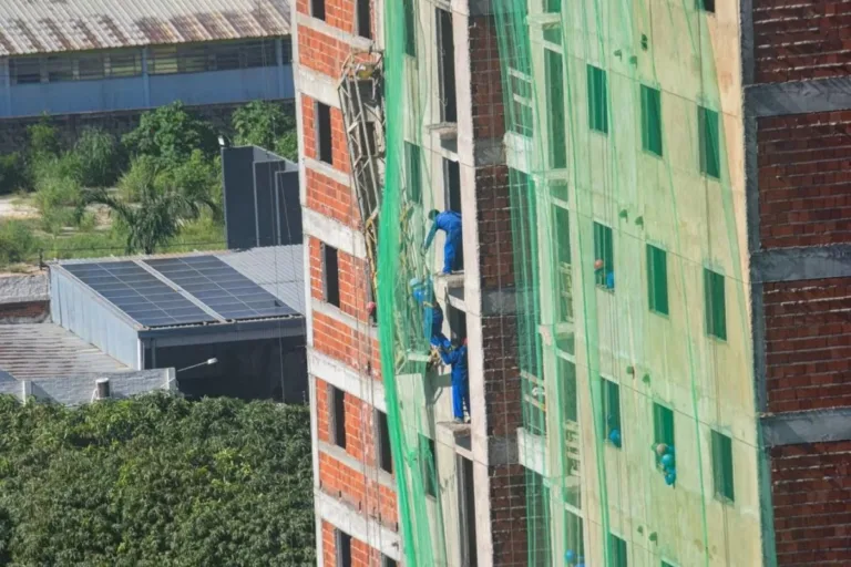 Operário fica pendurado em prédio após estrutura ceder em obra no Gama