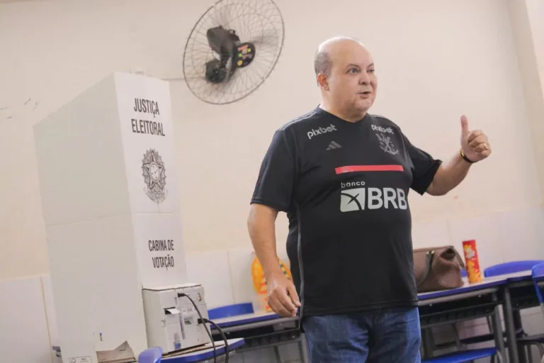 Ibaneis vota para Conselho Tutelar em escola do Lago Sul