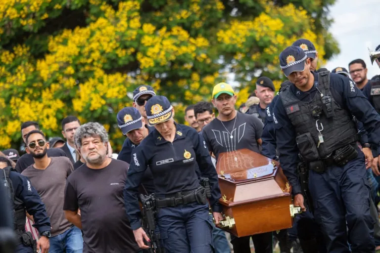 Com salva de tiros e homenagens, PM morto por sargento é enterrado
