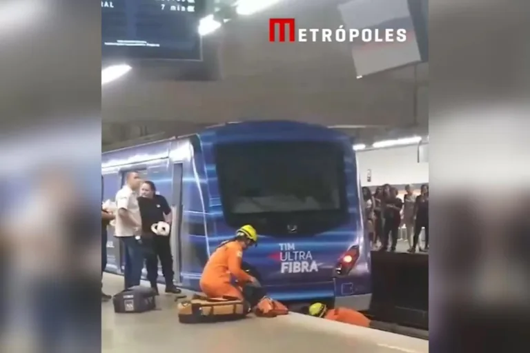 Veja momento em que homem é resgatado após cair em trilhos do Metrô
