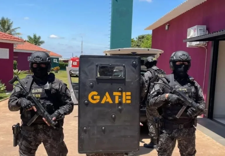 PM resgata mulher feita refém por namorado em banheiro de motel
