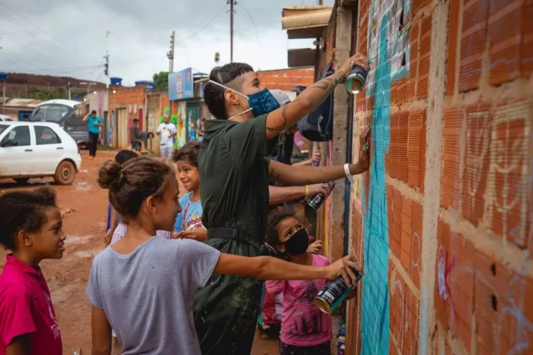 Grafiteiros usam arte para transformar identidade da Estrutural