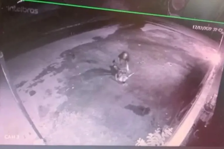 Vídeo mostra homem sendo socorrido após ser esfaqueado por vizinho no DF