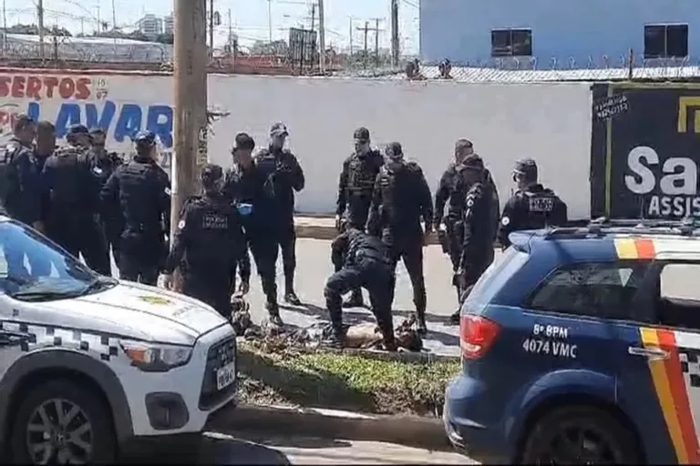 Vídeo: homem é baleado após tentar atacar PMs com dois facões no DF