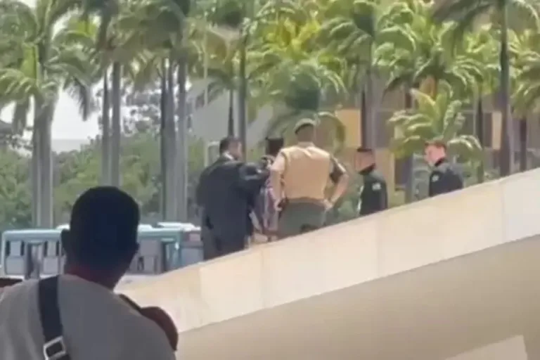 Ciclista sobe a rampa do Planalto e é contido por seguranças; vídeo