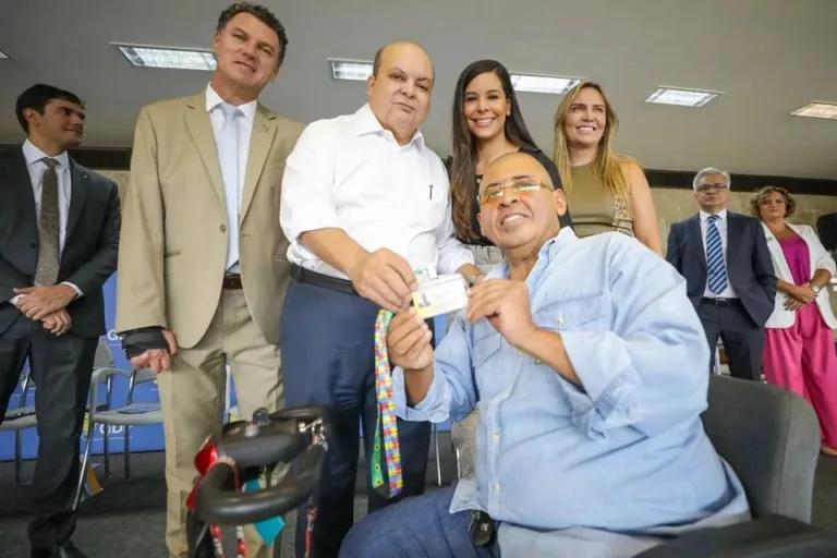 Ibaneis e Deputado Iolando entrega carteiras de identificação para pessoas autistas