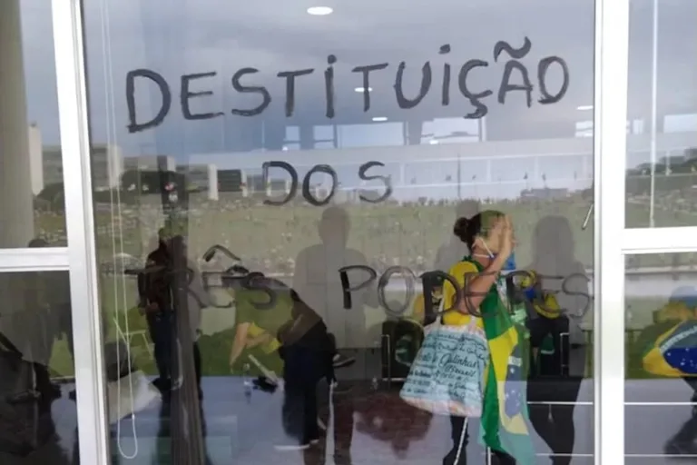 Relatório da PF indica que Ibaneis não foi conivente com invasão aos os Três Poderes