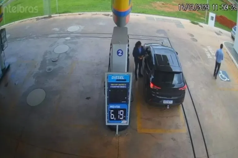 Vídeo: ladrão finge estacionar para abastecer e rouba R$ 500 de frentista