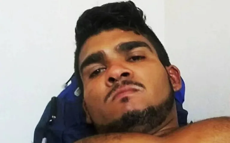 Biscoito, miojos e armas: veja itens do serial killer Lázaro em leilão
