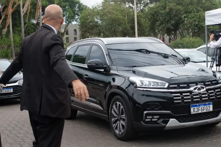 Lula chega a hospital com Janja para fazer cirurgia no quadril