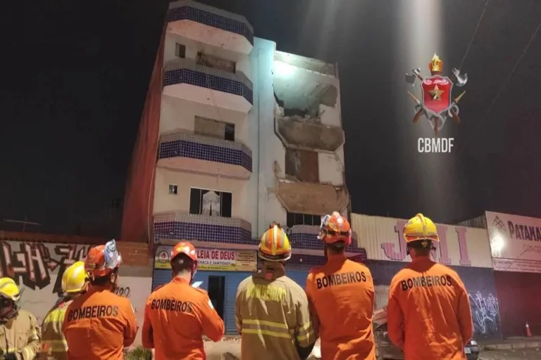 Fotos: marquise de prédio desaba e cai sobre veículo na Estrutural