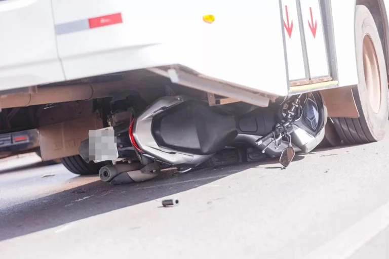 Moto vai parar embaixo de roda de ônibus após fechada na W3 Norte
