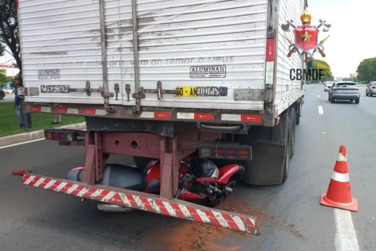 Moto vai parar embaixo de caminhão após batida em estrada no DF. Vídeo