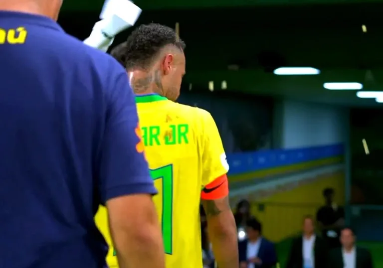 Neymar é atingido por saco de pipoca e se irrita com torcedores