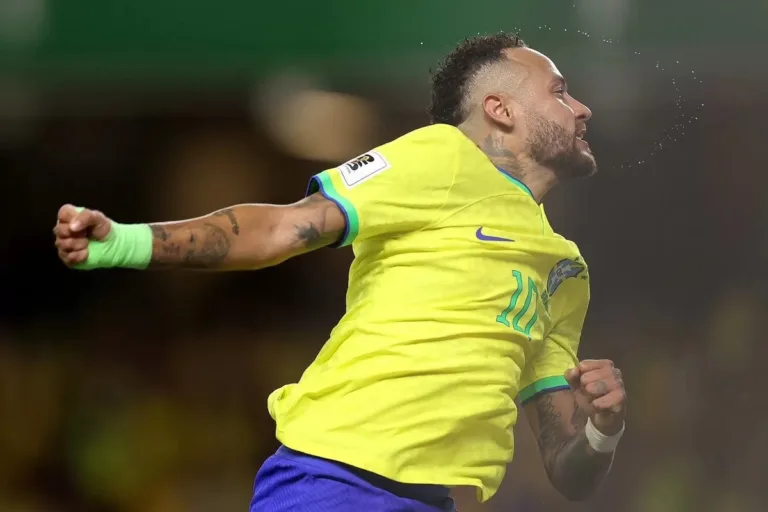 Neymar marca contra a Bolívia e passa Pelé na artilharia da Seleção